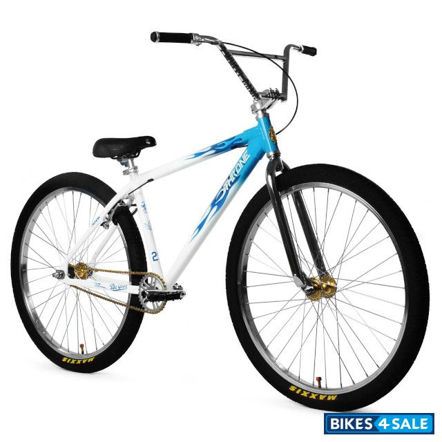 Throne The Goon - The Bloc is Hot