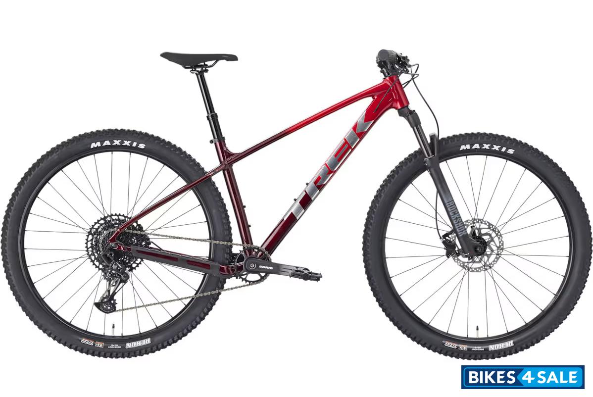 Trek Marlin 7 Gen 3 Fury Red Fade