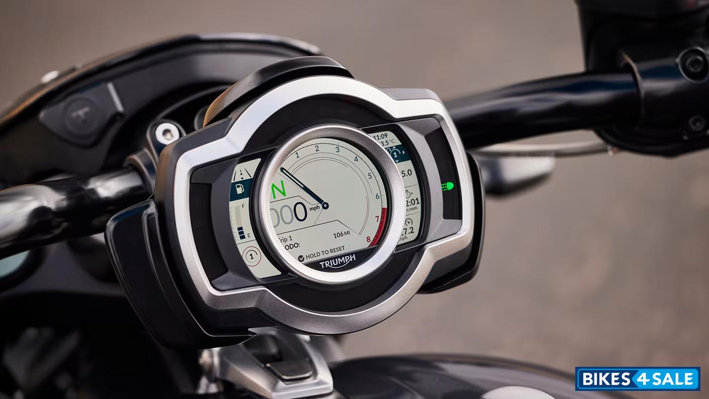 Triumph Rocket 3 Storm R Multi-function instruments with colour TFT screen