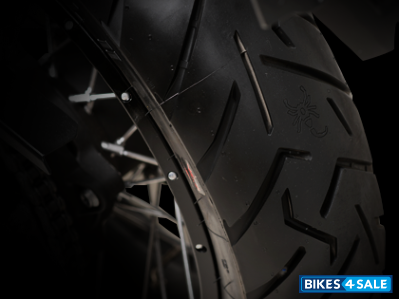 VOGE 900 DSX 2024 Pirelli's tubeless tires