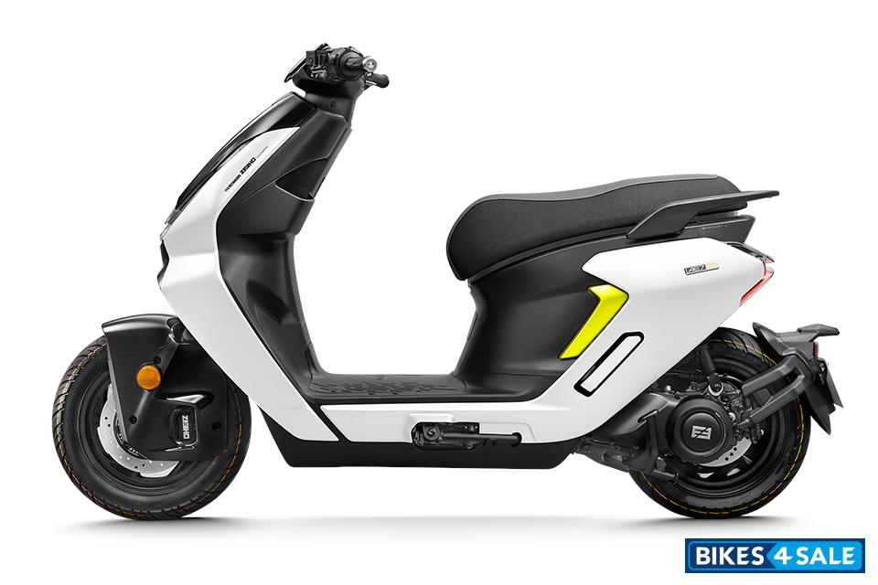 ZEEHO AE7 Nebula White